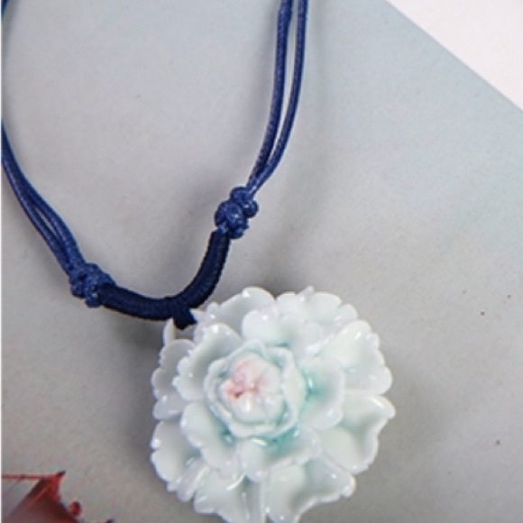 NWOT porcelain flower necklace - Picture 4 of 5
